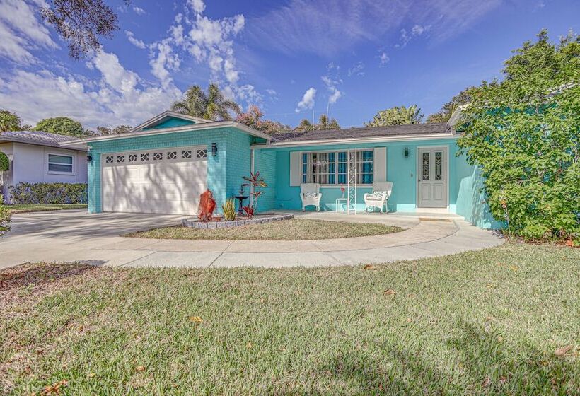 Largo Family Oasis: Private Pool & Hot Tub!