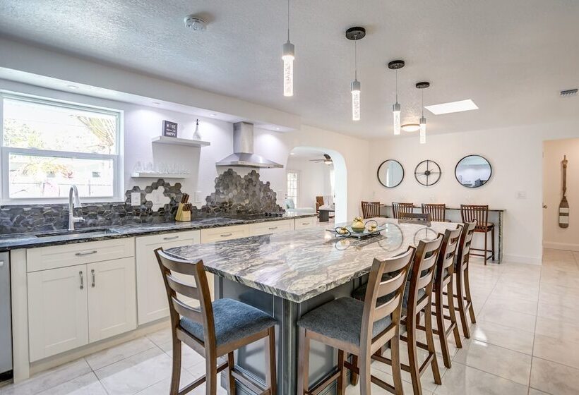 Largo Family Oasis: Private Pool & Hot Tub!