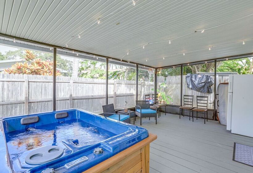 Largo Family Oasis: Private Pool & Hot Tub!