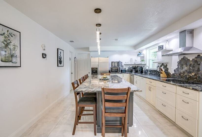 Largo Family Oasis: Private Pool & Hot Tub!