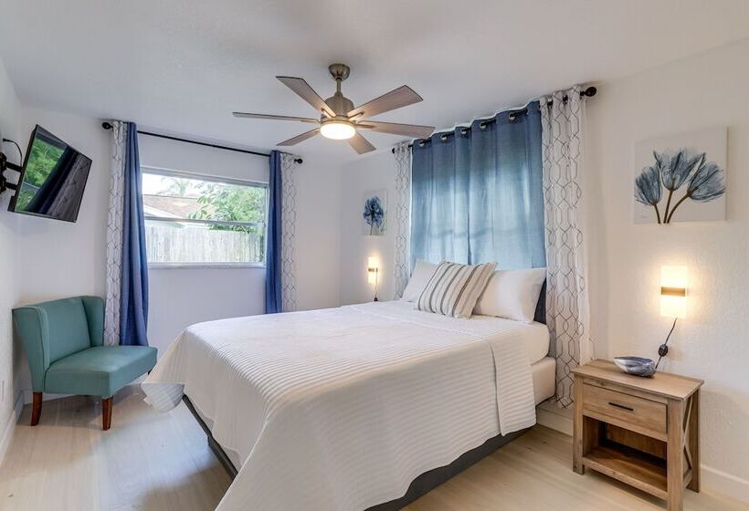 Largo Family Oasis: Private Pool & Hot Tub!