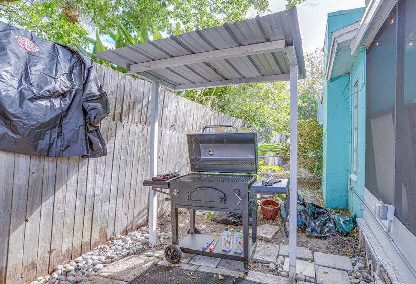 Largo Family Oasis: Private Pool & Hot Tub!