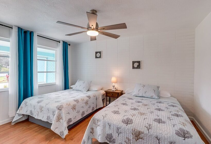 Largo Family Oasis: Private Pool & Hot Tub!