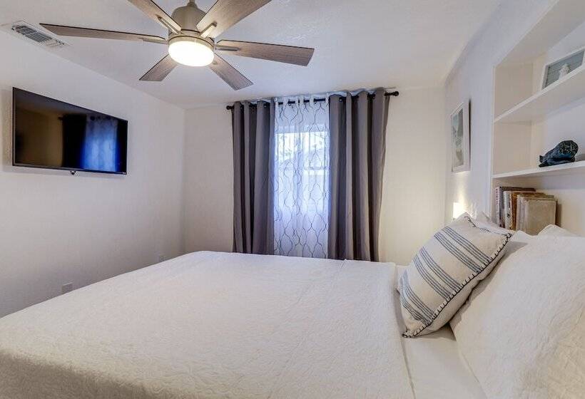 Largo Family Oasis: Private Pool & Hot Tub!