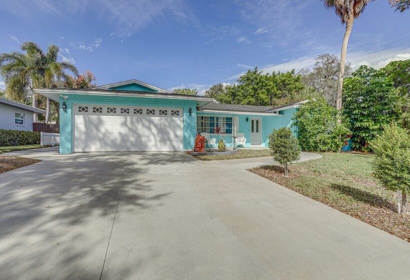 Largo Family Oasis: Private Pool & Hot Tub!