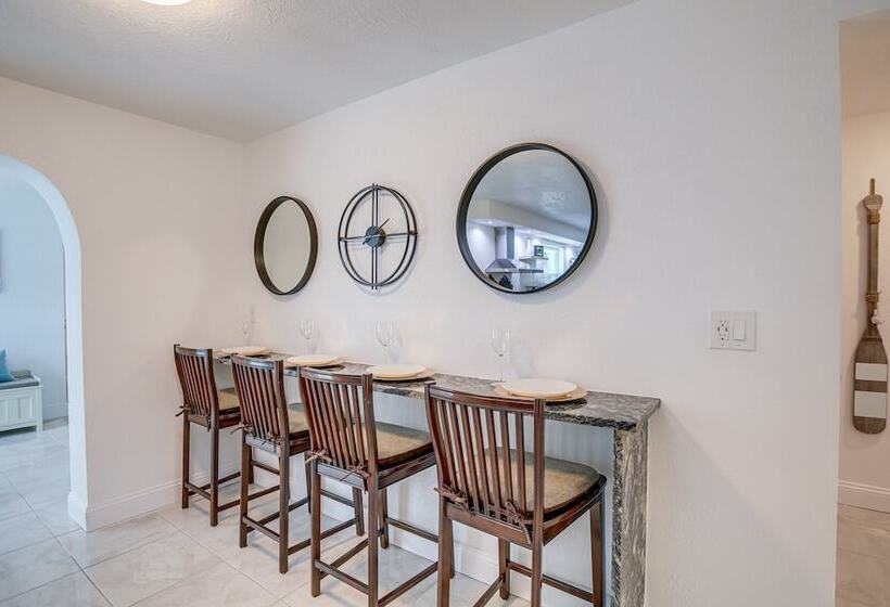 Largo Family Oasis: Private Pool & Hot Tub!