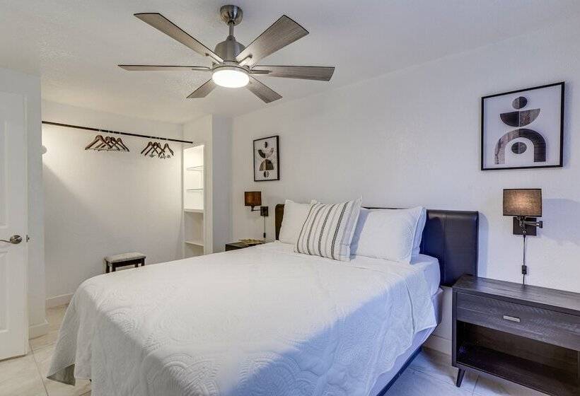 Largo Family Oasis: Private Pool & Hot Tub!