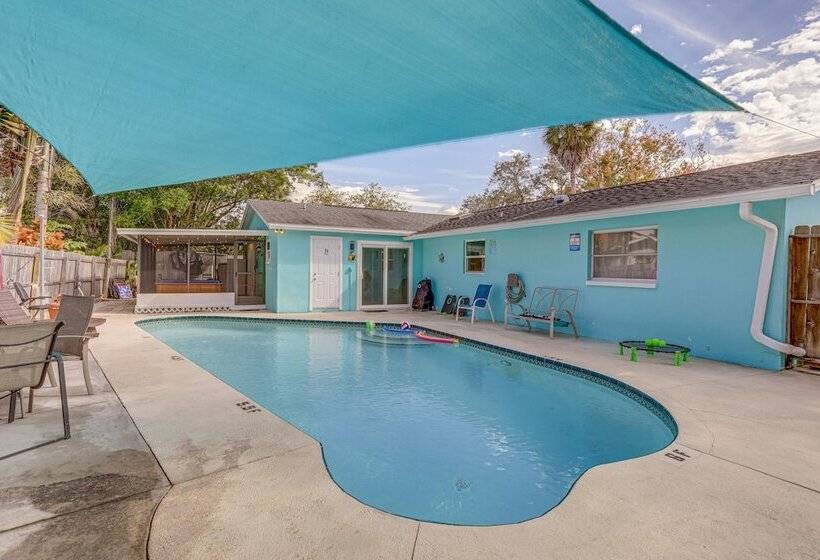 Largo Family Oasis: Private Pool & Hot Tub!