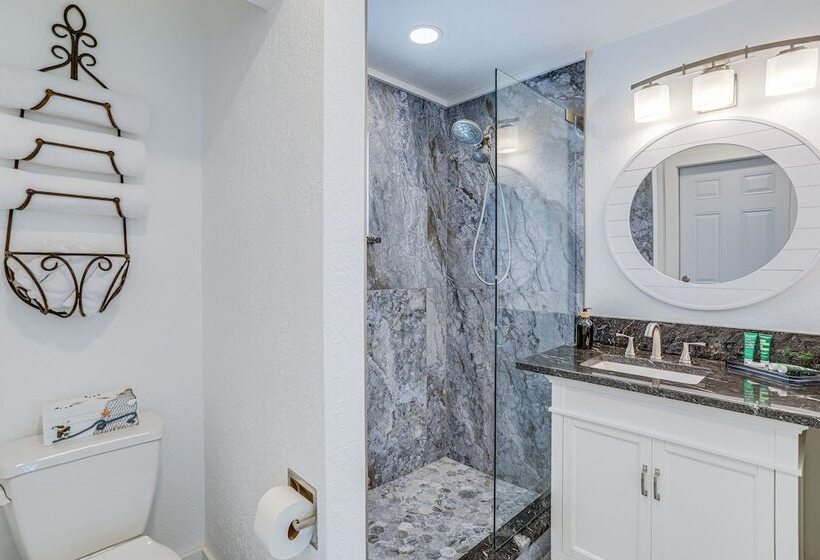 Largo Family Oasis: Private Pool & Hot Tub!