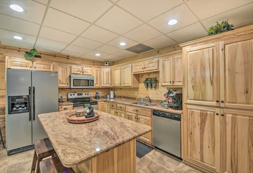 Lavish Hiawassee Cabin   Great For Families!