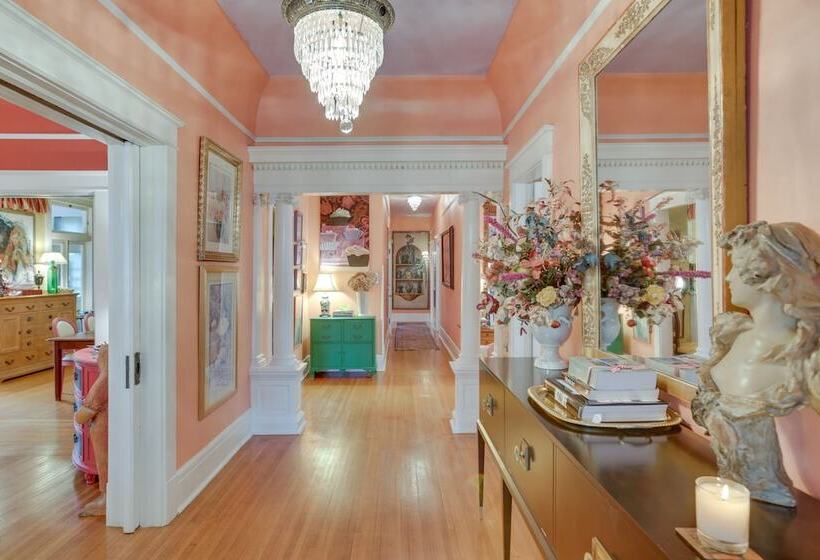 Private Pool & Backyard: Lavish New Orleans Haven!