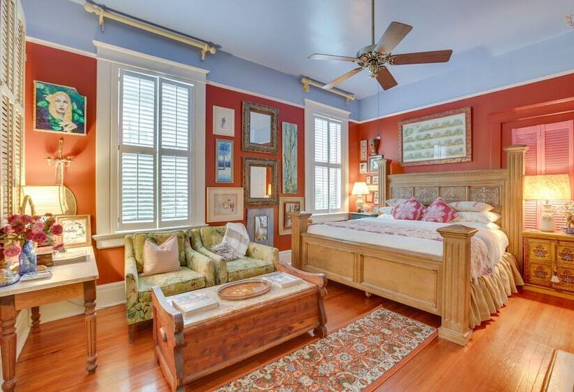 Private Pool & Backyard: Lavish New Orleans Haven!