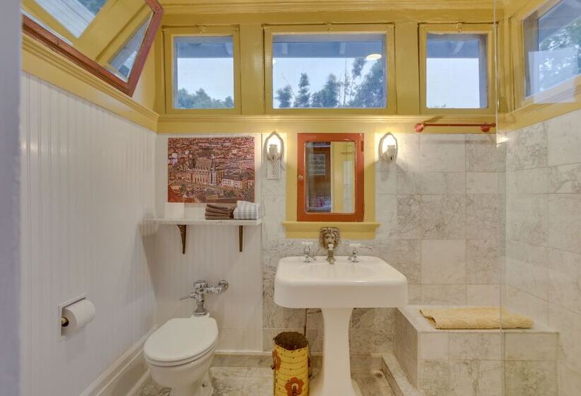 Private Pool & Backyard: Lavish New Orleans Haven!