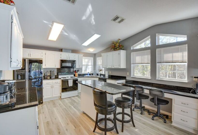 Lovely Lake Hartwell Retreat With Dock & Grill!