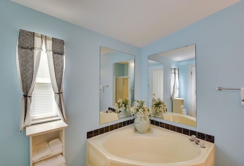 Lovely Lake Hartwell Retreat With Dock & Grill!