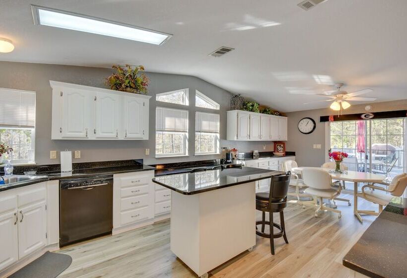 Lovely Lake Hartwell Retreat With Dock & Grill!