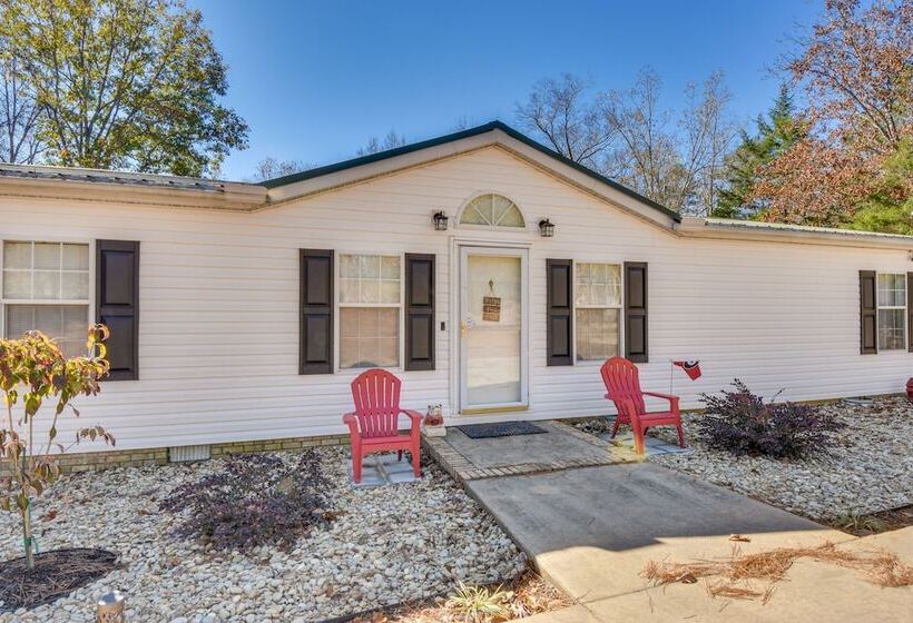 Lovely Lake Hartwell Retreat With Dock & Grill!