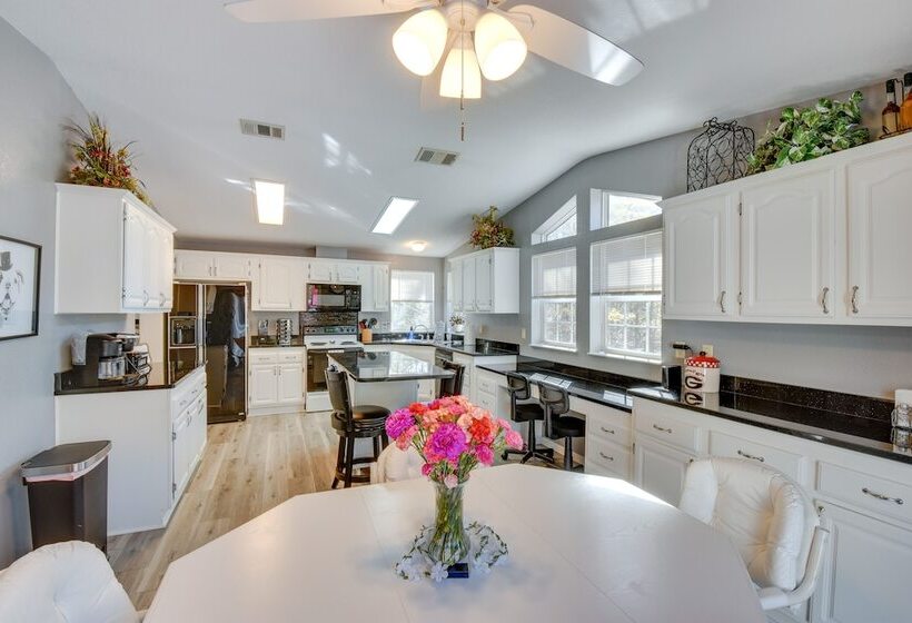 Lovely Lake Hartwell Retreat With Dock & Grill!