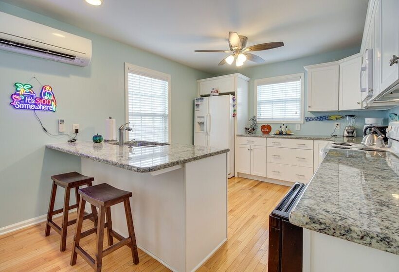 Lovely Tybee Island Home W/ Deck < 1 Mi To Beach!