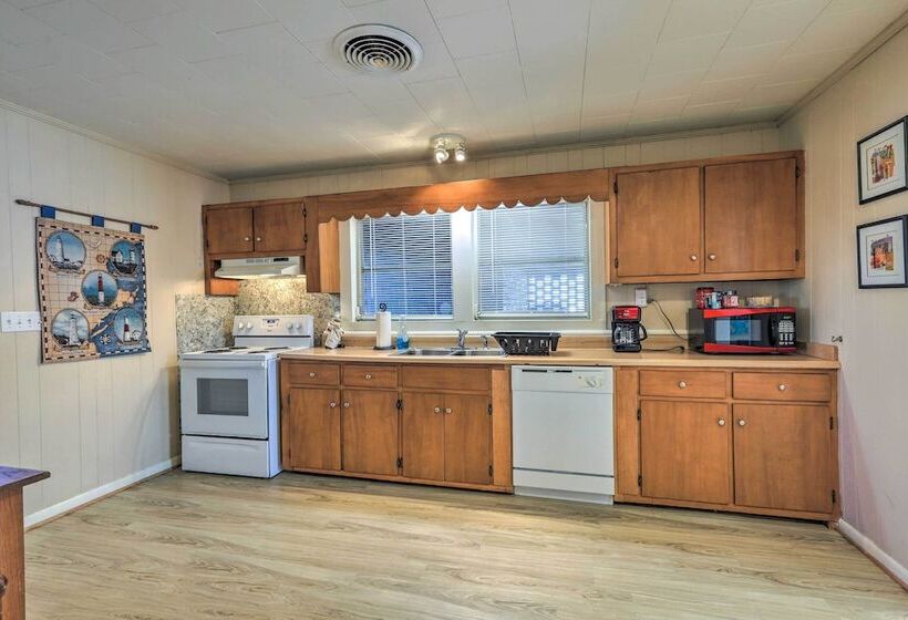 Lutherville Home Close To Shopping + More!