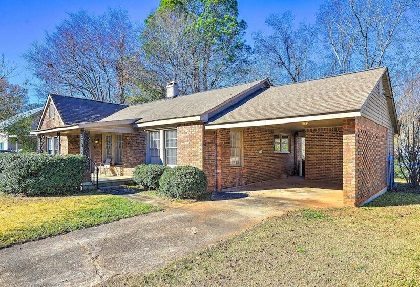 Lutherville Home Close To Shopping + More!