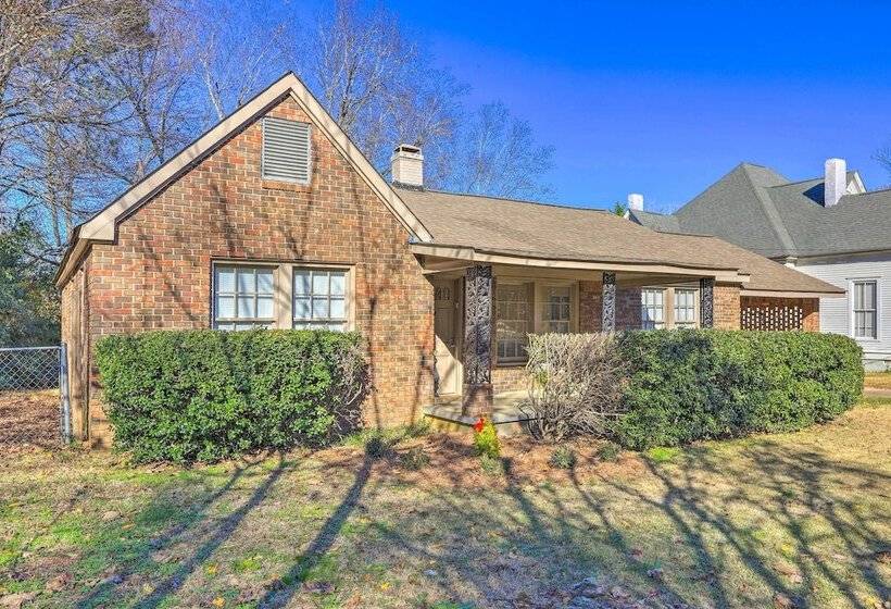 Lutherville Home Close To Shopping + More!