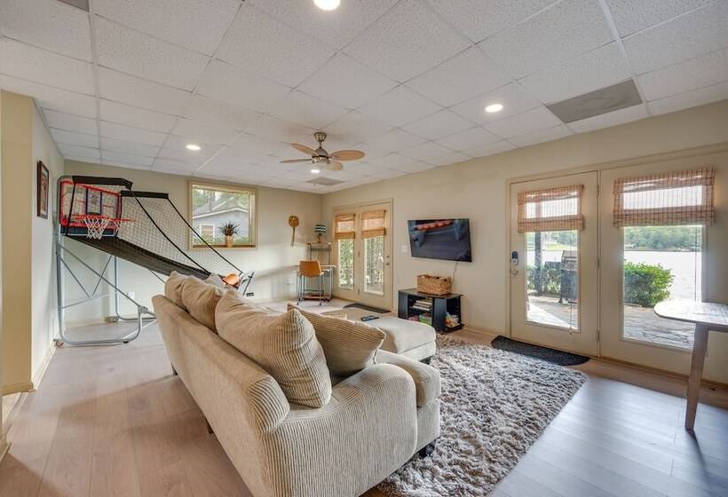 Luxe Lake Sinclair Living: Private Dock And Beach!