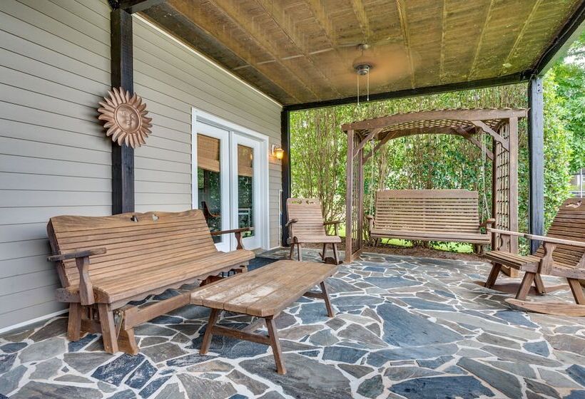 Luxe Lake Sinclair Living: Private Dock And Beach!