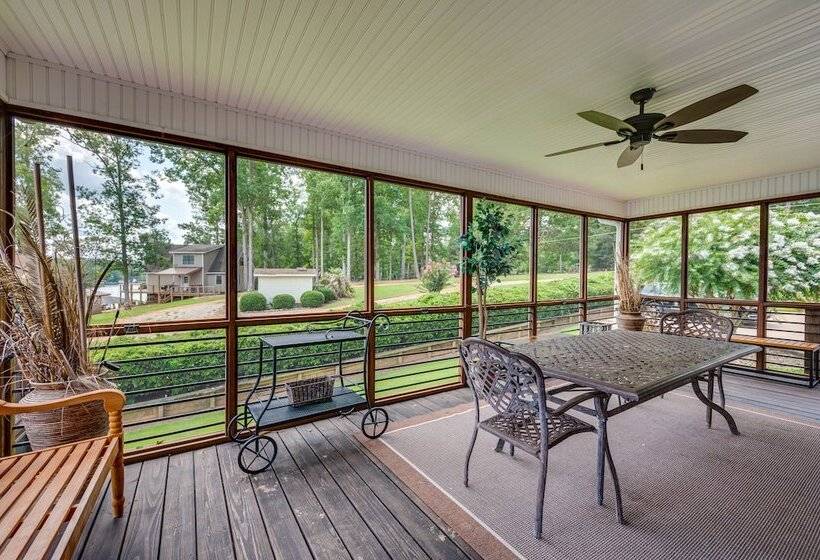 Luxe Lake Sinclair Living: Private Dock And Beach!