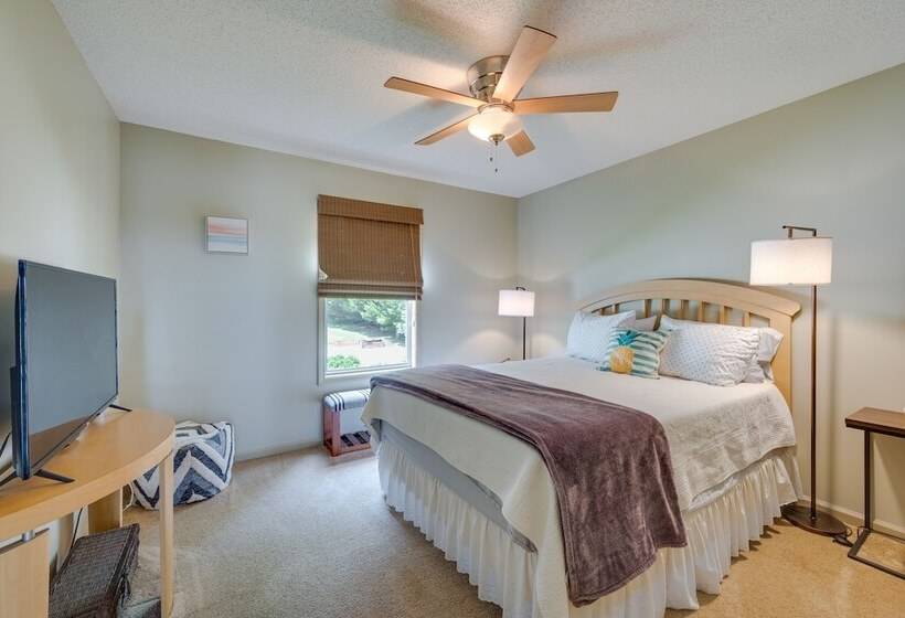Luxe Lake Sinclair Living: Private Dock And Beach!