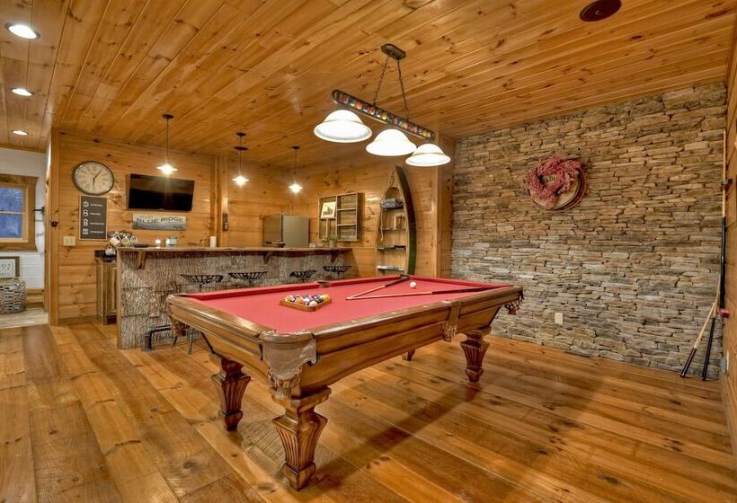 Luxe Mineral Bluff Cabin W/ Private Hot Tub!