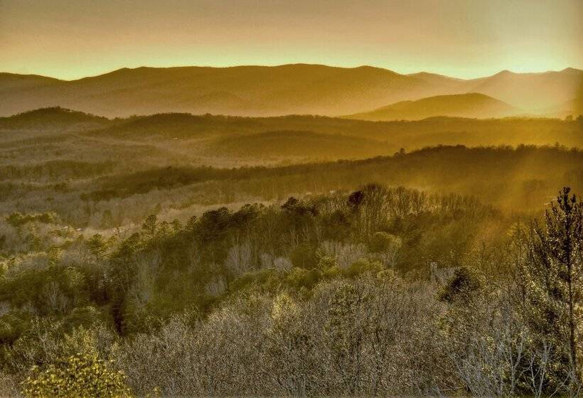 Luxe Mineral Bluff Cabin W/ Private Hot Tub!