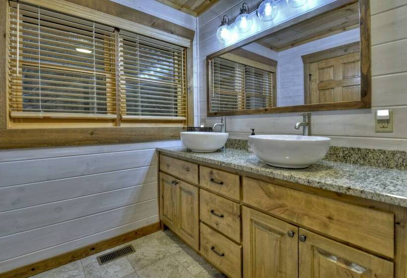 Luxe Mineral Bluff Cabin W/ Private Hot Tub!
