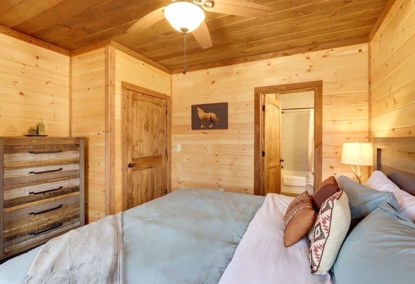 Luxe Morganton Cabin: Hot Tub, Fire Pit, Game Room