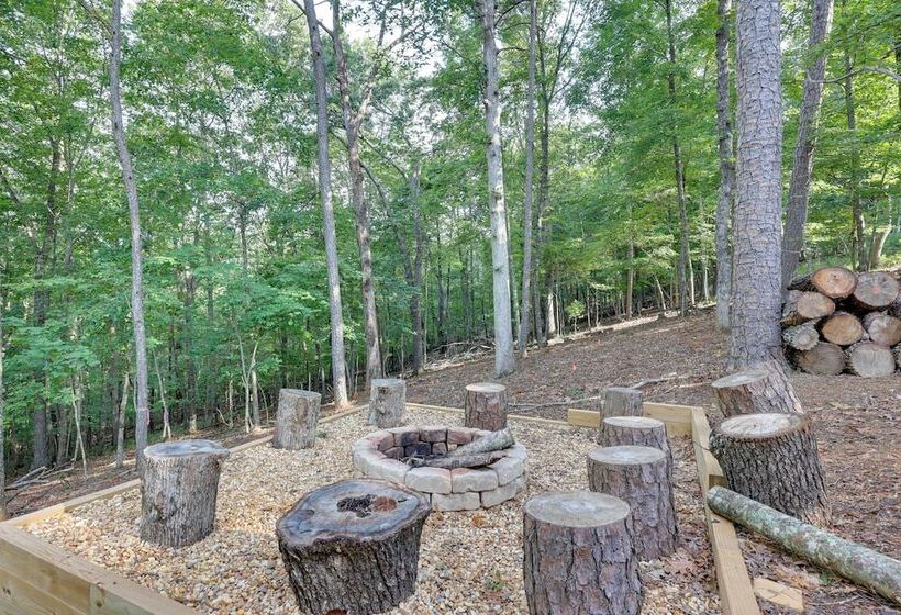 Luxe Morganton Cabin: Hot Tub, Fire Pit, Game Room