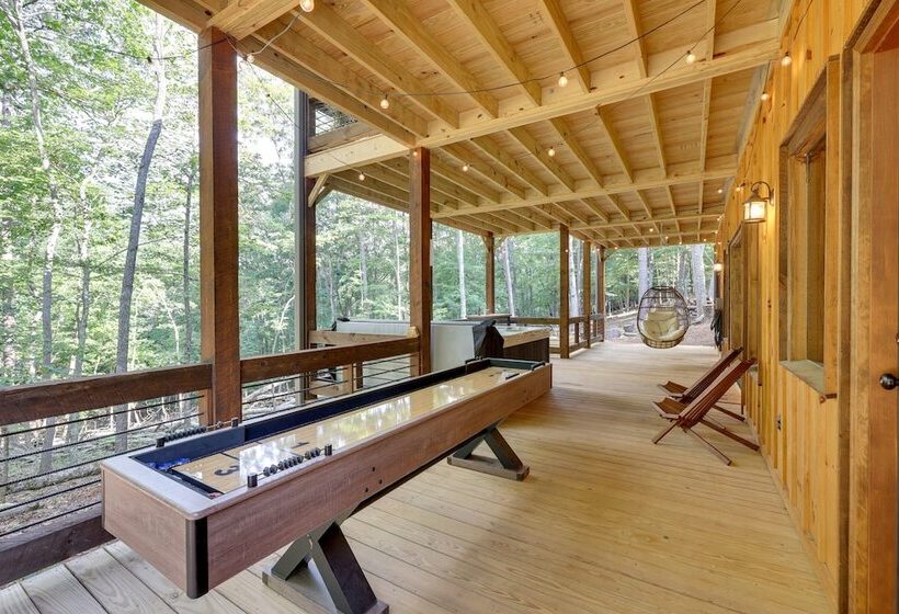 Luxe Morganton Cabin: Hot Tub, Fire Pit, Game Room