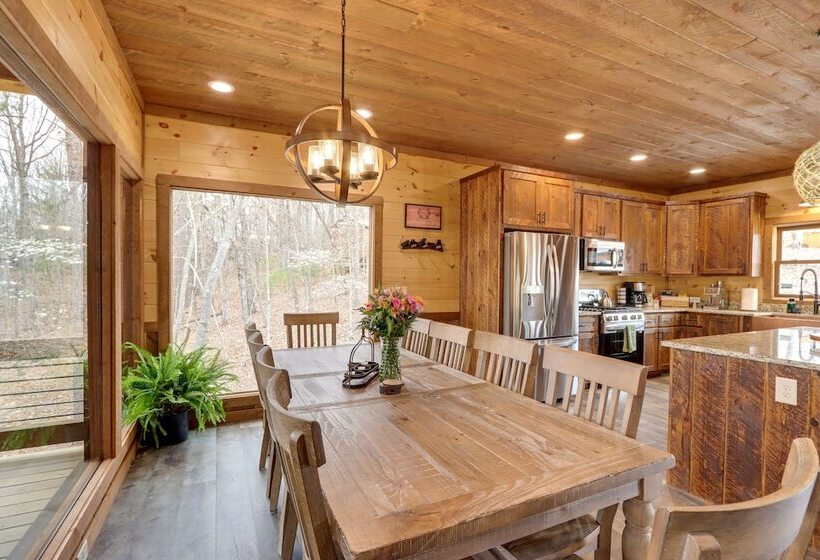 Luxe Morganton Cabin: Hot Tub, Fire Pit, Game Room