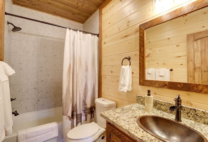 Luxe Morganton Cabin: Hot Tub, Fire Pit, Game Room