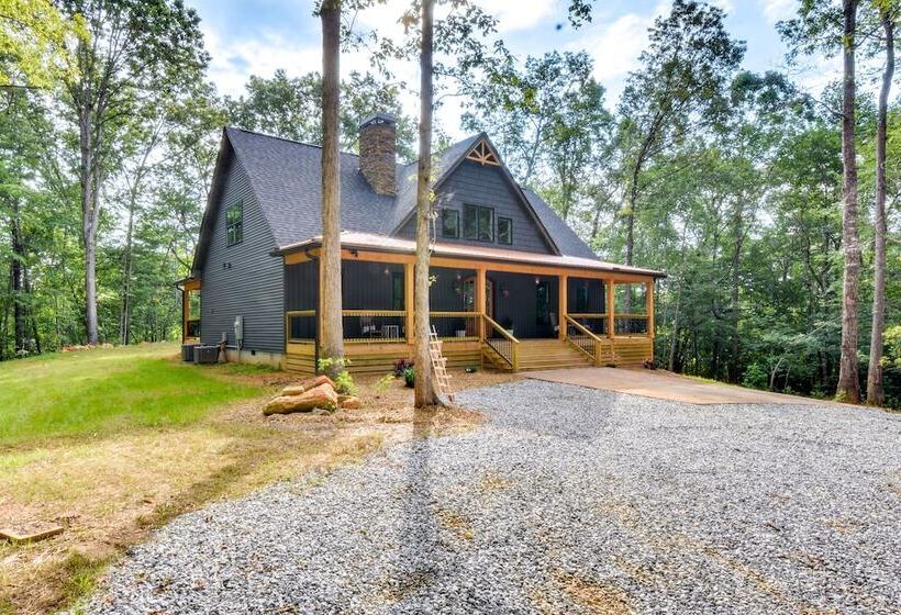 Luxurious Clarkesville Cabin W/ Decks & Fire Pit