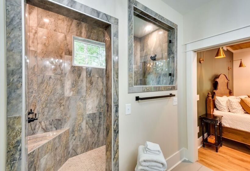 Luxurious Clarkesville Cabin W/ Decks & Fire Pit