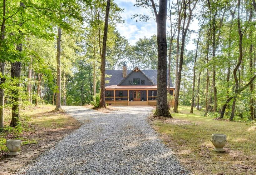 Luxurious Clarkesville Cabin W/ Decks & Fire Pit