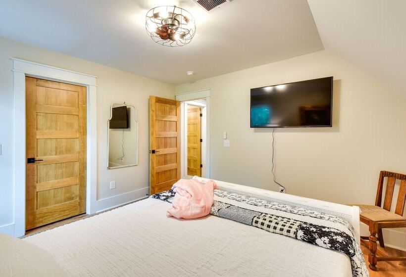 Luxurious Clarkesville Cabin W/ Decks & Fire Pit