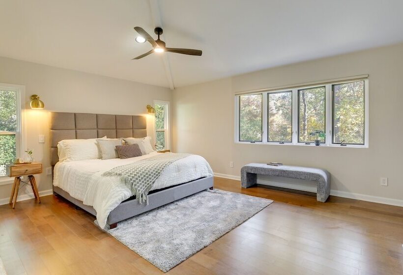 Mid Century Modern Luxe Retreat W/ Hot Tub & Decks