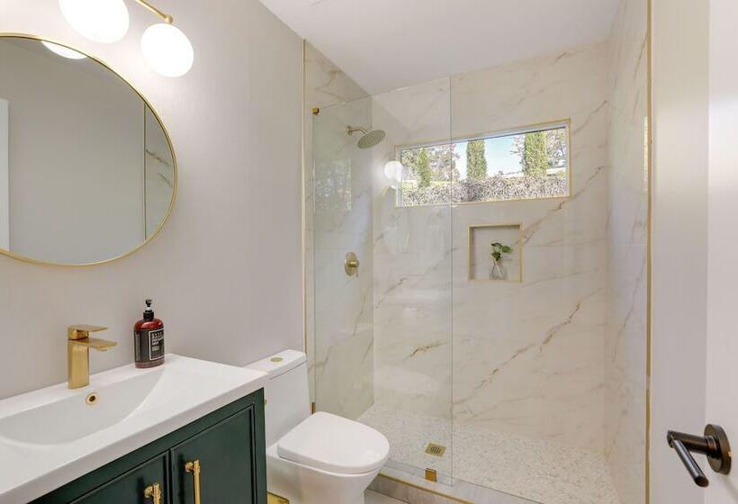 Mid Century Modern Luxe Retreat W/ Hot Tub & Decks