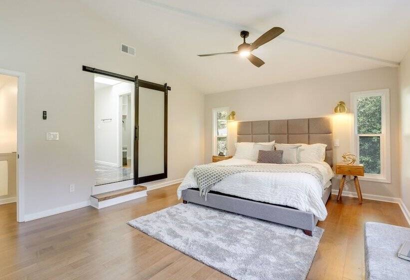 Mid Century Modern Luxe Retreat W/ Hot Tub & Decks