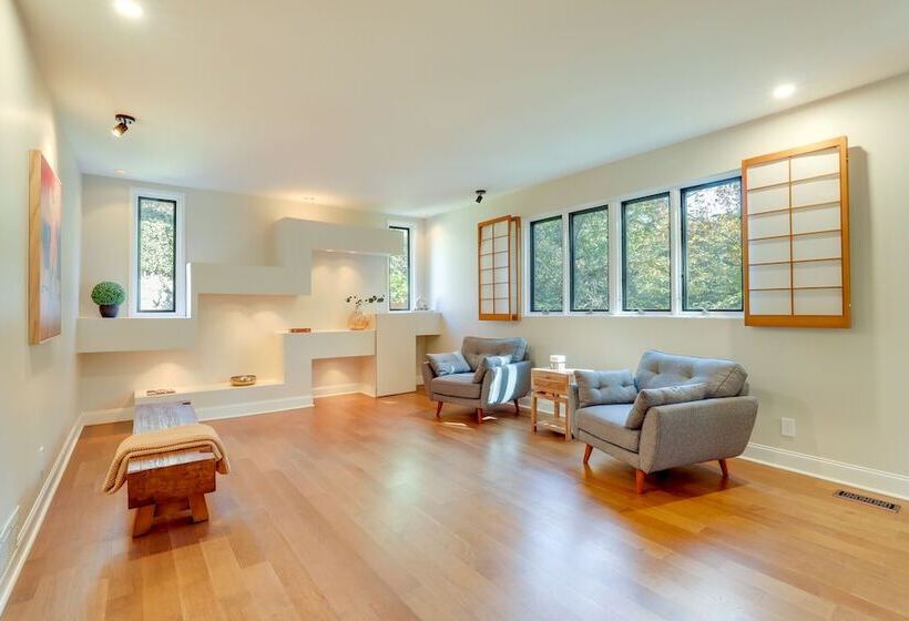 Mid Century Modern Luxe Retreat W/ Hot Tub & Decks