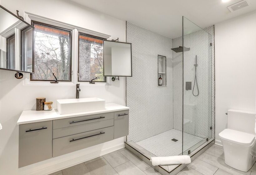 Mid Century Modern Luxe Retreat W/ Hot Tub & Decks