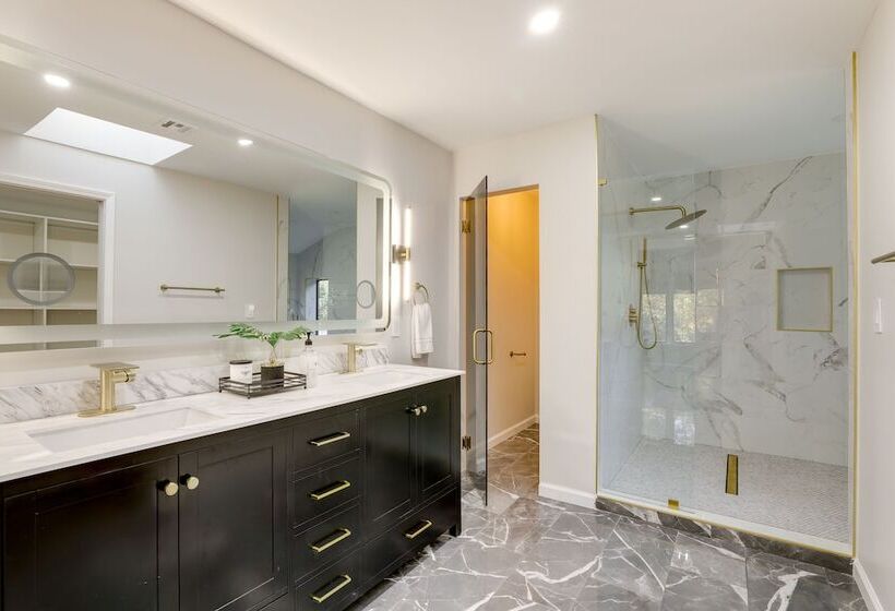 Mid Century Modern Luxe Retreat W/ Hot Tub & Decks