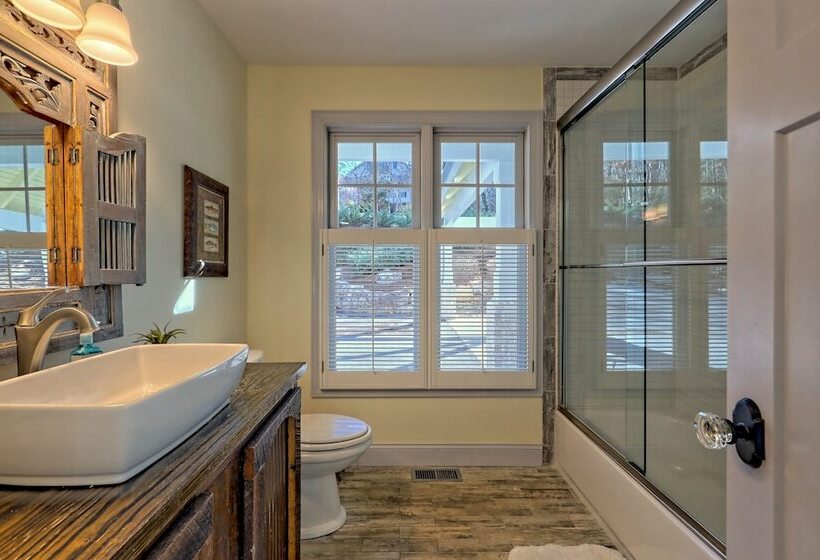 Luxury Lakefront Hiawassee Cottage W/ Boat Dock!