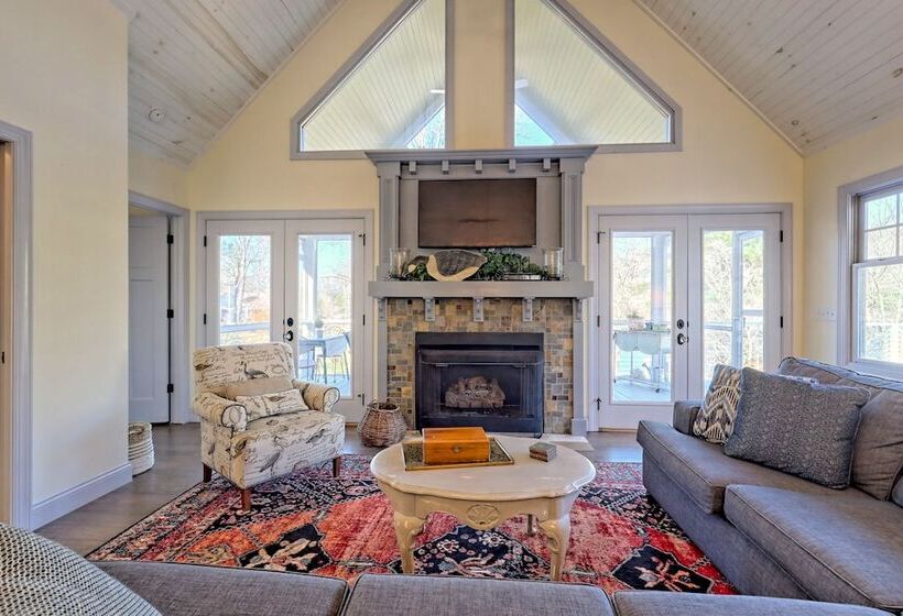 Luxury Lakefront Hiawassee Cottage W/ Boat Dock!